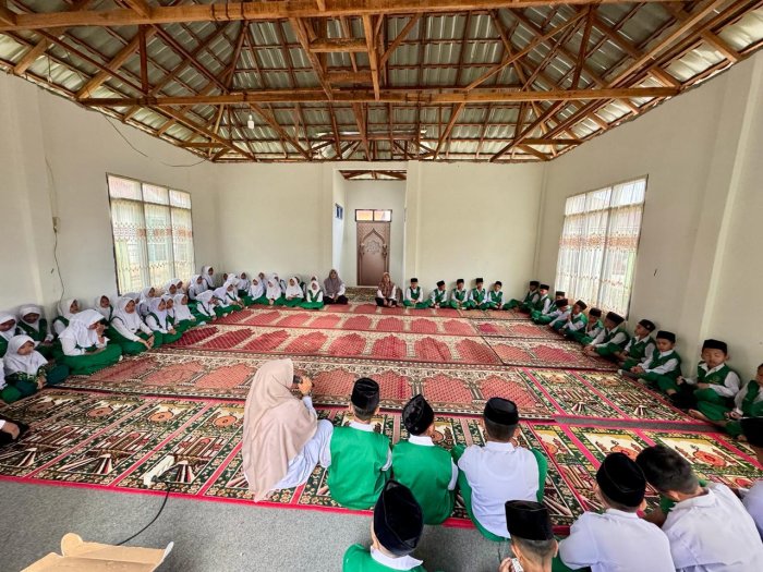 Rutinitas Bimbingan Bacaan Ayat Pendek di MIN 2 Kerinci Berjalan Khidmat dan Penuh Semangat Rutinitas Bimbingan Bacaan Ayat Pendek di MIN 2 Kerinci Berjalan Khidmat dan Penuh Semangat