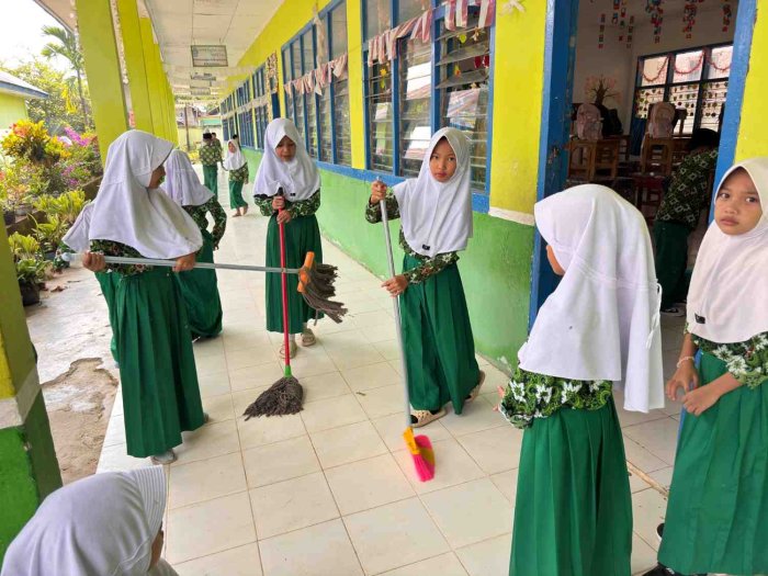 Semangat Baru di Tahun Ajaran Baru: Siswa Baru Antusias Ikuti Orientasi Lingkungan dan Aksi Bersih Madrasah