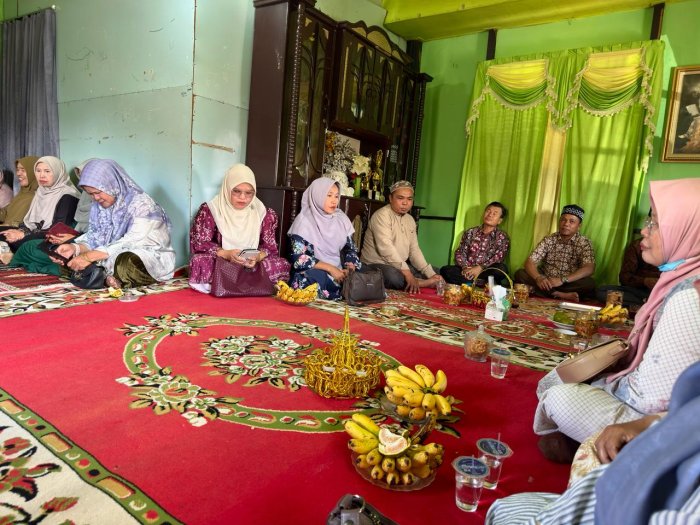 Keluarga Besar MIN 2 Kerinci Laksanakan Kunjungan Sosial ke Rumah Tenaga Kependidikan Keluarga Besar MIN 2 Kerinci Laksanakan Kunjungan Sosial ke Rumah Tenaga Kependidikan