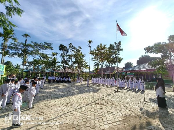 Upacara Bendera MIN 2 Kerinci Berjalan Khidmat dan Tertib Upacara Bendera MIN 2 Kerinci Berjalan Khidmat dan Tertib