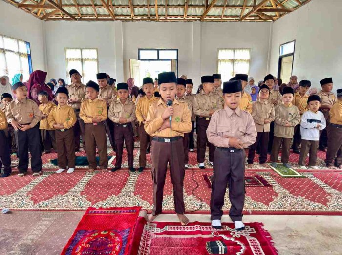 Bimbing Karakter Religius Sejak Dini, MIN 2 Kerinci Gelar Pembiasaan Sholat Berjamaah Bimbing Karakter Religius Sejak Dini, MIN 2 Kerinci Gelar Pembiasaan Sholat Berjamaah