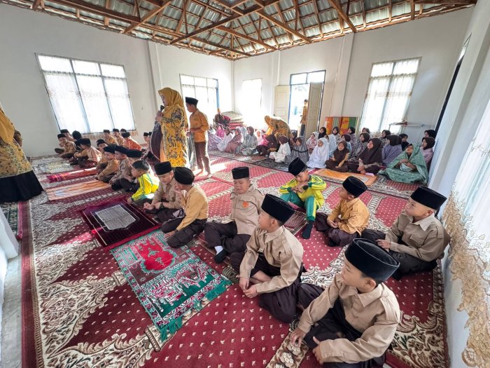 Bimbingan Pagi Sholat Zuhur: Membentuk Generasi Berakhlak Mulia di MIN 2 Kerinci