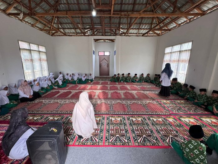 Rutinitas Bimbingan Pagi Bacaan Ayat-Ayat Pendek di Mushola MIN 2 Kerinci Berjalan Lancar