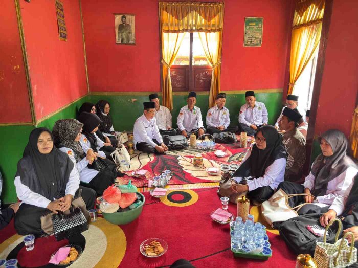 Keluarga Besar MIN 2 Kerinci Bertakziah ke Rumah Duka Orang Tua Guru