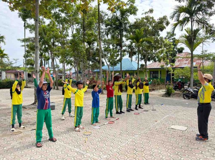 Tingkatkan Kebugaran, Siswa Kelas 5 Asah Keterampilan Bulu Tangkis di Lapangan Sekolah Tingkatkan Kebugaran, Siswa Kelas 5 Asah Keterampilan Bulu Tangkis di Lapangan Sekolah