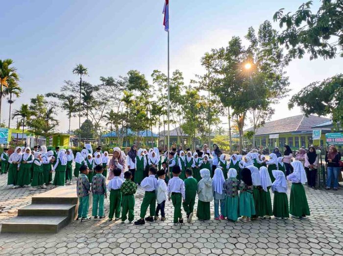 Siswa Baru Kelas 1 MIN 2 Kerinci Ikuti Kegiatan Perkenalan di Halaman Madrasah