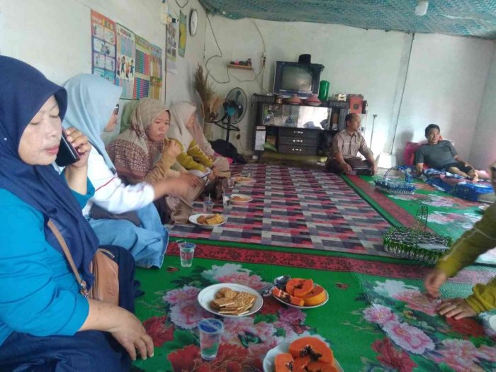 Keluarga Besar MIN 2 Kerinci Jenguk Waka Kurikulum, Doakan Kesembuhan Bapak Kumaidi, S.Pd