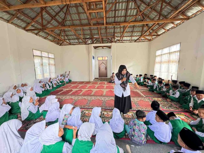 Semaikan Cinta Al-Quran Sejak Dini, Siswa MIN 2 Kerinci Gelar Bimbingan Bacaan Ayat Pendek di Mushola