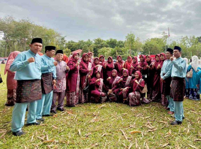 Keluarga Besar MIN 2 Kerinci Ikuti Upacara HUT ke-81 RI di Lapangan Sebukar dengan Khidmat Keluarga Besar MIN 2 Kerinci Ikuti Upacara HUT ke-81 RI di Lapangan Sebukar dengan Khidmat