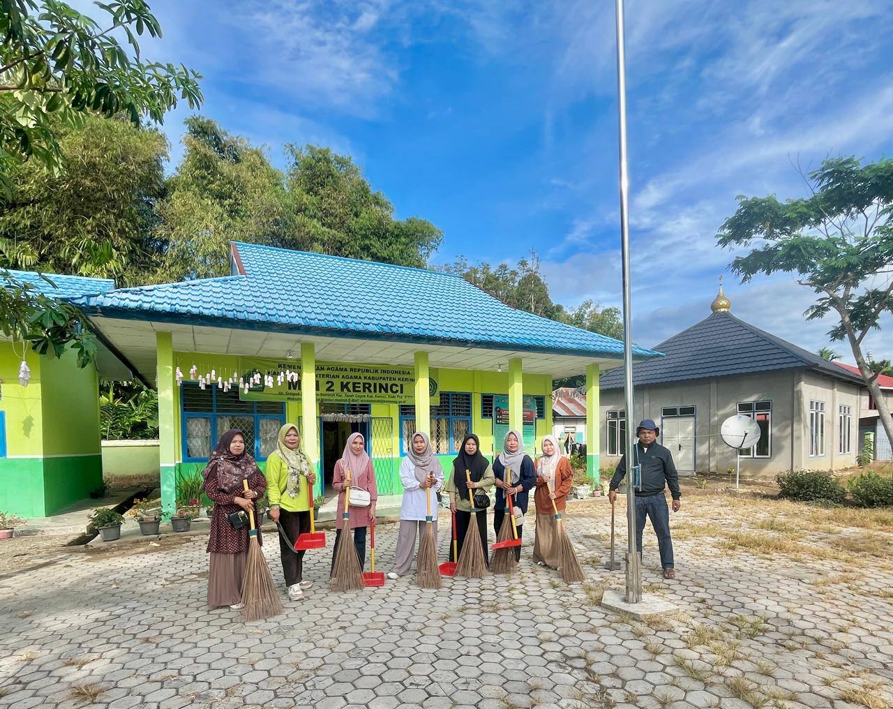 MIN 2 KERINCI Gotong royong bersama