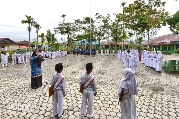 Upacara Bendera di MIN 2 Kerinci Berjalan Lancar Upacara Bendera di MIN 2 Kerinci Berjalan Lancar