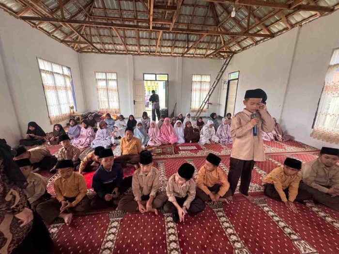 Rutinitas Pagi MIN 2 Kerinci: Bimbingan Sholat Siswa Berjalan Lancar