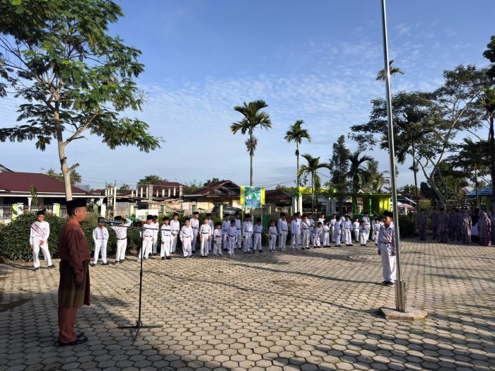 MIN 2 Kerinci Awali Tahun Baru dengan Upacara Bendera MIN 2 Kerinci Awali Tahun Baru dengan Upacara Bendera