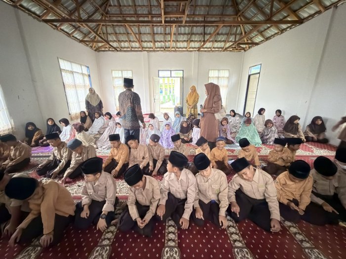 Langkah Kecil Melatih Tanggung Jawab dan Ketakwaan: Siswa MIN 2 Kerinci Sukses Petugasi Bimbingan Sholat Berjamaah