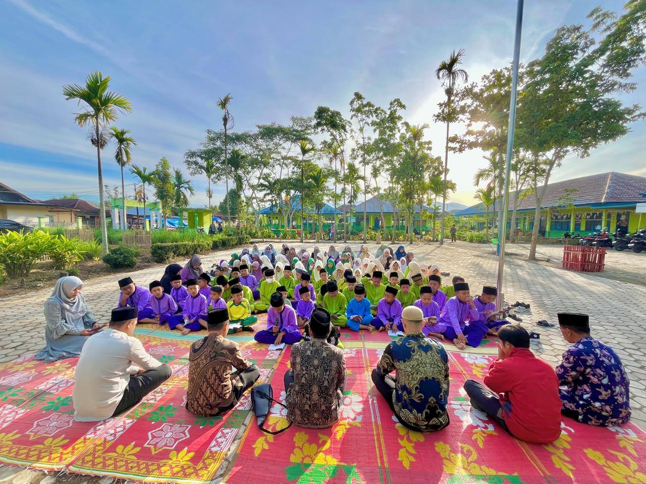 MIN 2 KERINCI Kegiatan Keagamaan Yasinan Seluruh Keluarga  Besar MIN 2 Kerinci.