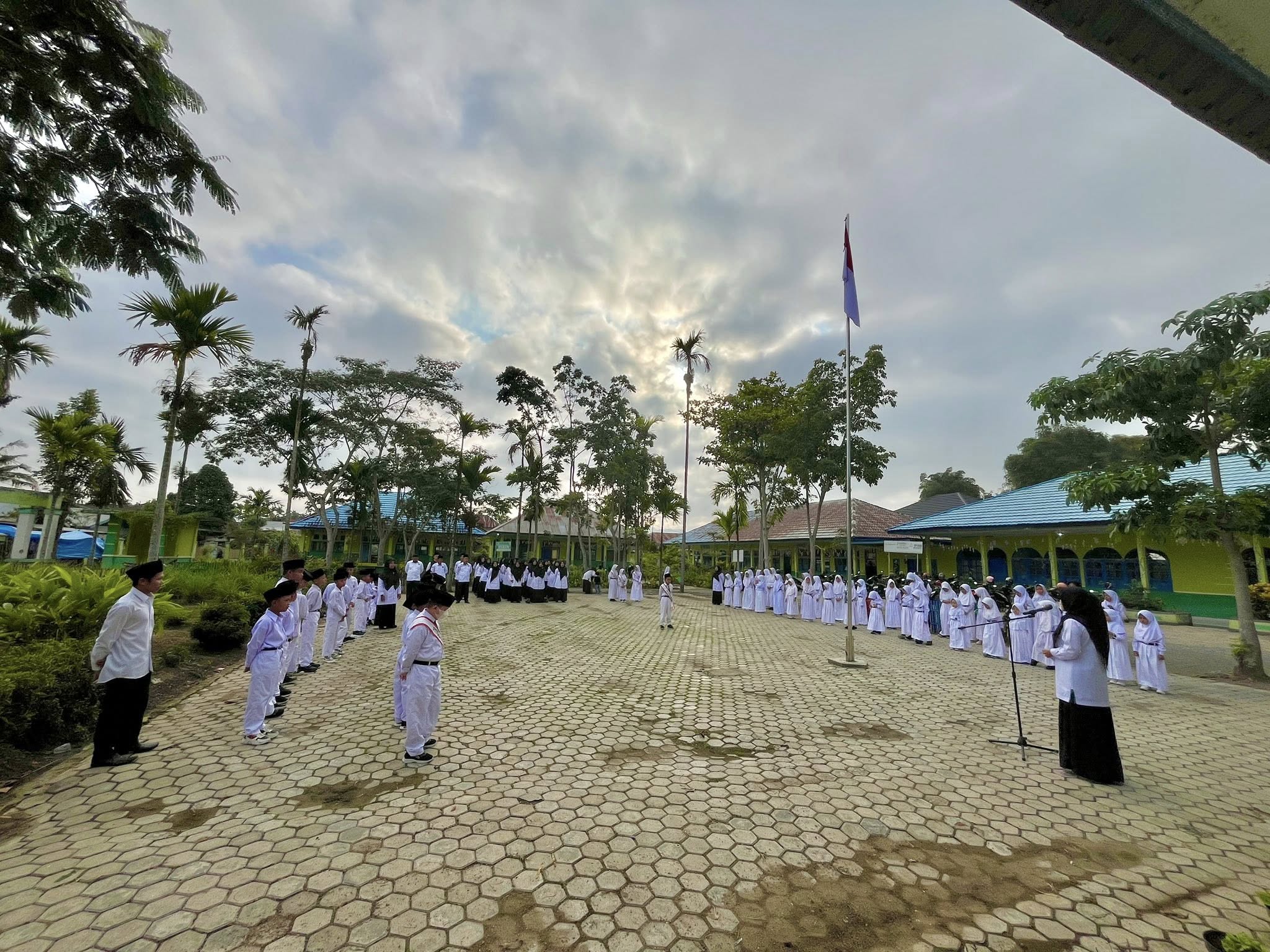 Upacara Bendera di MIN 2 Kerinci kembali digelar penuh khidmat. Kali ini, giliran Siswa-siswi Kelas VB yang tampil sebagai petugas Upacara Bendera.