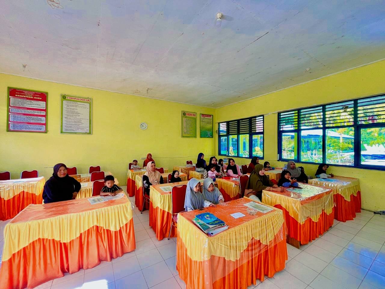 MIN 2 Kerinci Pemberian ATK Siswa/i Baru