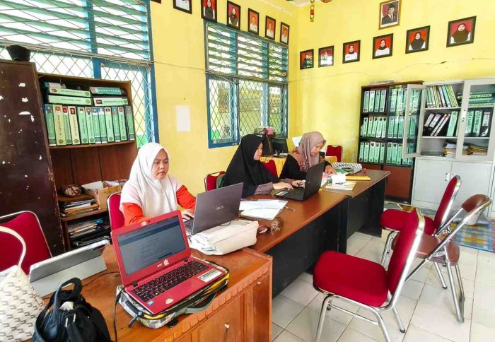 Menjaga Ritme Administrasi, Operator TU Madrasah Tetap Fokus di Hari Jumat Berkah Menjaga Ritme Administrasi, Operator TU Madrasah Tetap Fokus di Hari Jumat Berkah