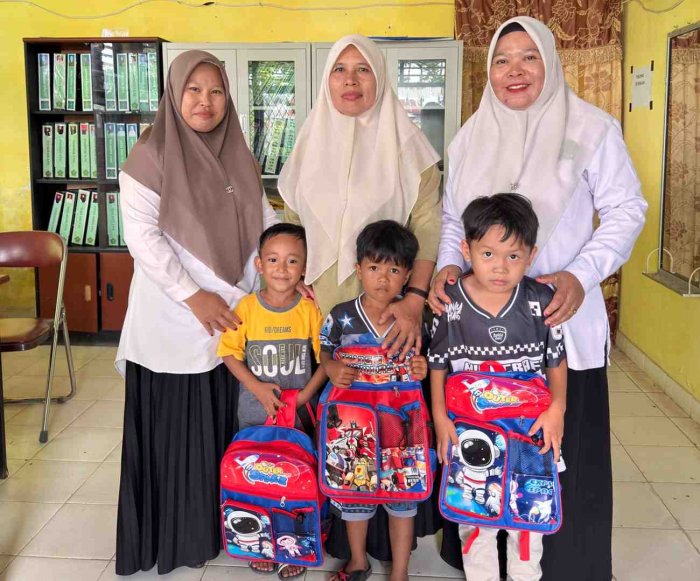 MIN 2 Kerinci Bagikan Perlengkapan ATK untuk Siswa Baru Kelas 1 MIN 2 Kerinci Bagikan Perlengkapan ATK untuk Siswa Baru Kelas 1