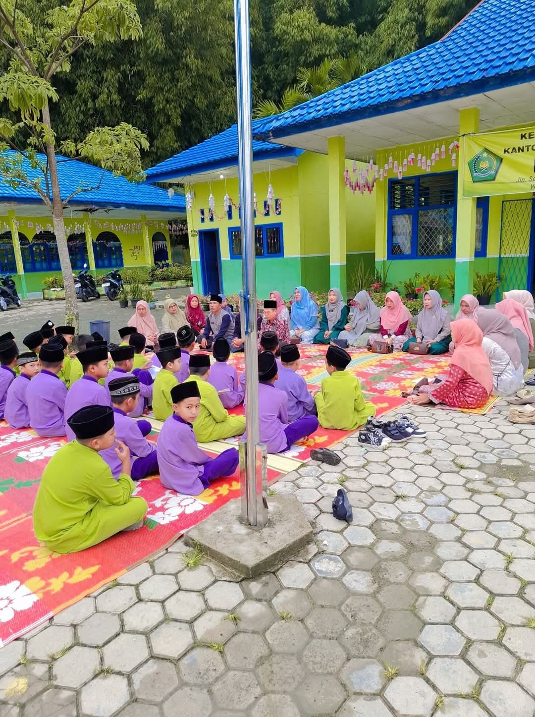 MIN 2 KERINCI Kegiatan Keagamaan Yasinan Seluruh Keluarga Besar MIN 2 Kerinci. MIN 2 KERINCI Kegiatan Keagamaan Yasinan Seluruh Keluarga Besar MIN 2 Kerinci.