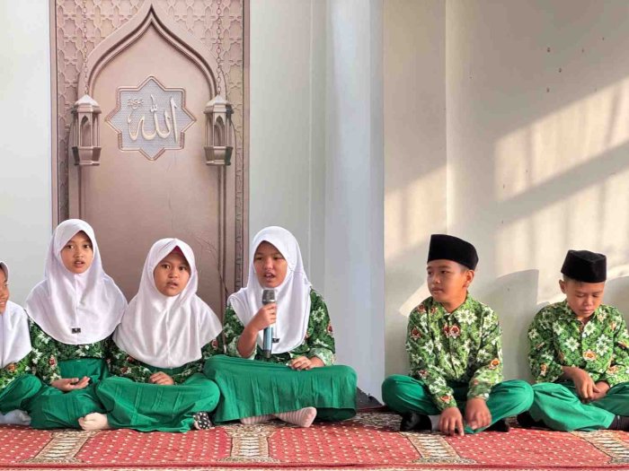 Memperkokoh Tiang Agama: Siswa Ikuti Bimbingan Bacaan Sholat Isya dengan Khidmat di Mushola Memperkokoh Tiang Agama: Siswa Ikuti Bimbingan Bacaan Sholat Isya dengan Khidmat di Mushola
